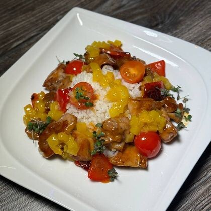 Куриное бедро с карамелизированным манго и кокосовым рисом