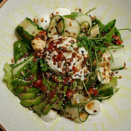 Зелёный салат с авокадо и яйцом пашот