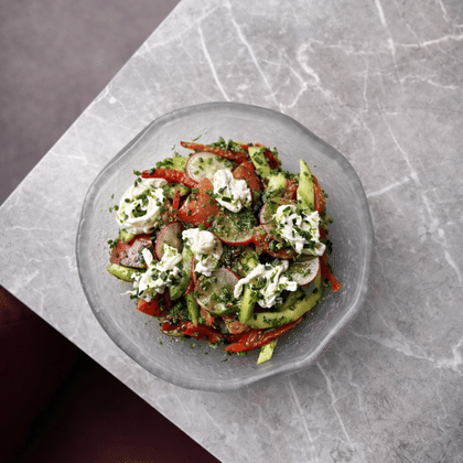 Салат из свежих овощей с песто и страчателлой