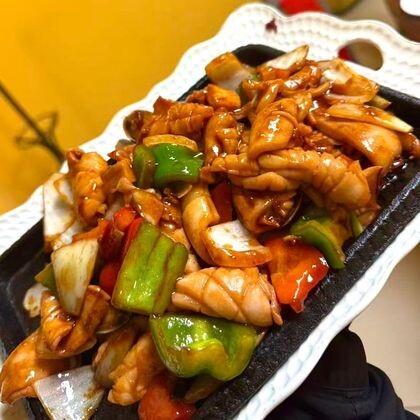 Кальмары на чугуне с овощами
