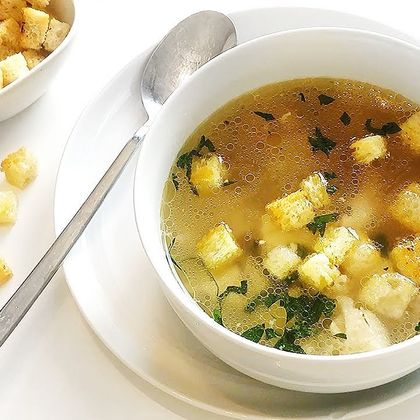 Бульон говяжий с зеленью и сухариками подается с мини-эчпочмаком