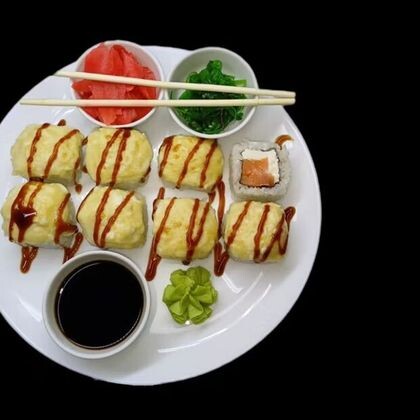 Запеченый с лососем под сырно-чесночным соусом