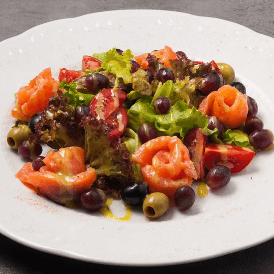 Салат с лососем и кремом из авокадо