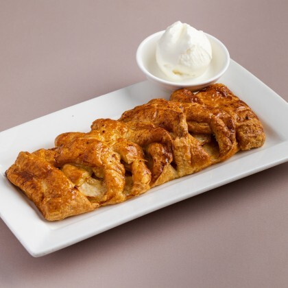 Штрудель яблочный с корицей и мороженым