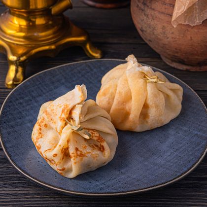 Блины-жюльен с курицей, грибочками и сыром подаются со сметаной