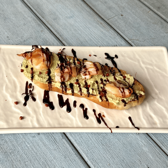 Брускетта с креветками и авокадо