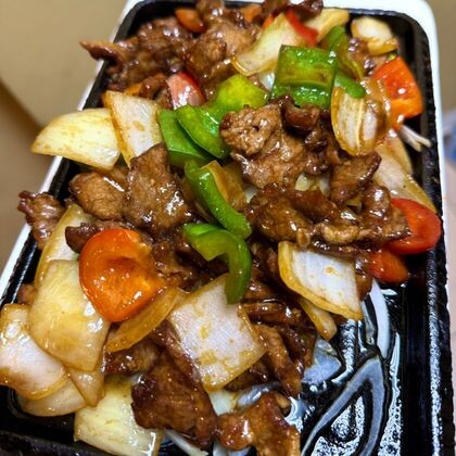Жареная говядина с овощами на чугуне