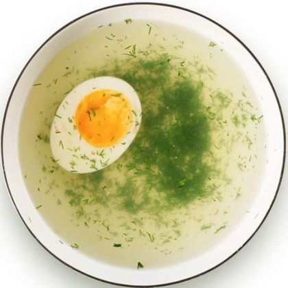 Бульон куриный с яйцом и зеленью подается с курником