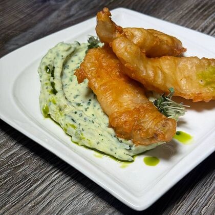 Морской окунь темпура с зеленым пюре