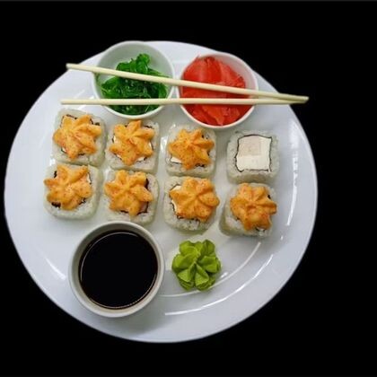 Запеченный с курицей под спайси соусом