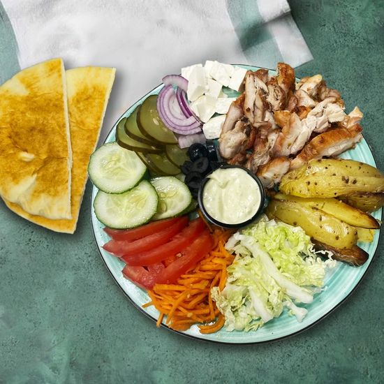 Шаверма на тарелке Греческая