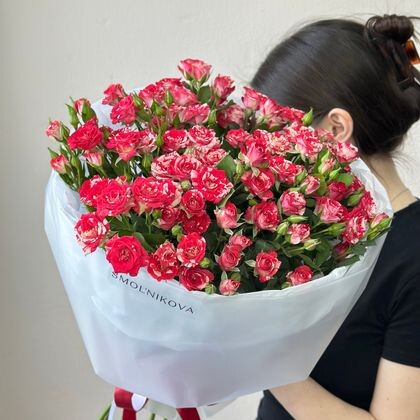 Яркий букет кустовых роз