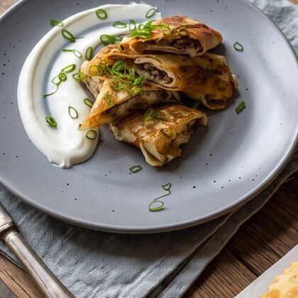 Блинчики с мясом и зеленым луком