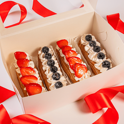 Набор сливочных эклеров с клубникой и голубикой 4 шт