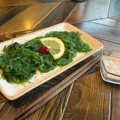 Салат Чука с ореховым соусом