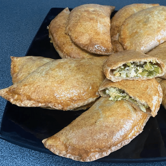 Пирожок ржаной с зеленым луком и картофелем