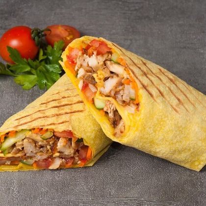 Шаурма запеченная с курицей и картофелем фри