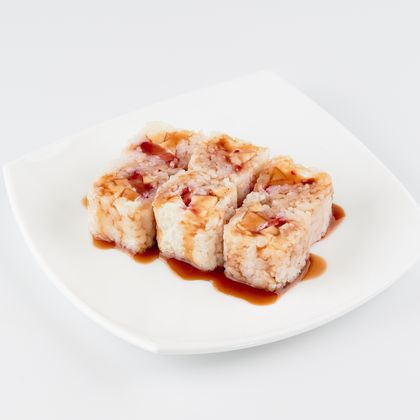Сладкий ролл с грушей и клубникой