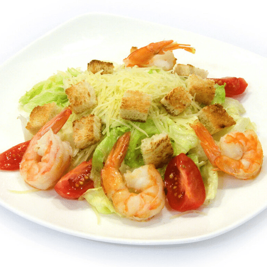 Салат цезарь с креветками
