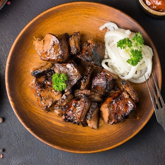 Шашлык из говяжьей печени с салом