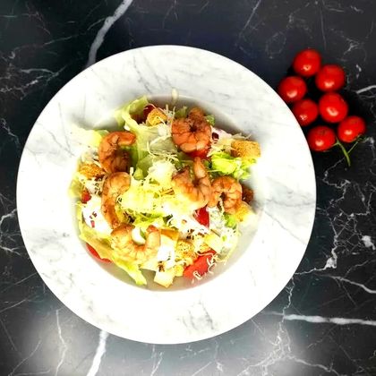 Салат «Цезарь» с тигровыми креветками