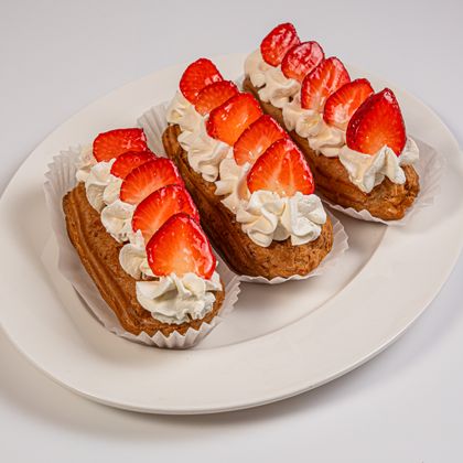 Сливочные эклеры со свежей клубникой 3 шт