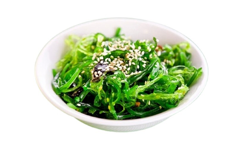 Салат чука с ореховым соусом