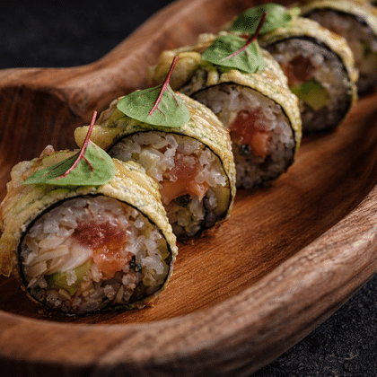 Горячий ролл с тунцом, угрем, лососем ,авокадо и сливочным сыром