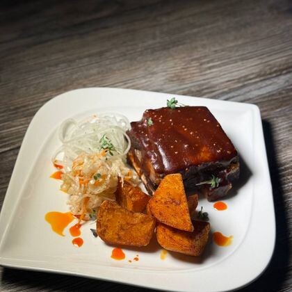 Говяжье ребро с печеным картофелем и квашеной капустой