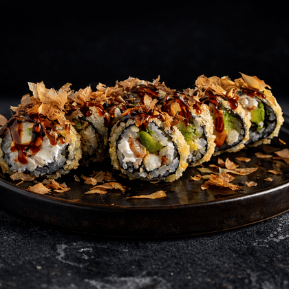 Горячий ролл с угрем, авокадо, сливочным сыром и стружкой тунца