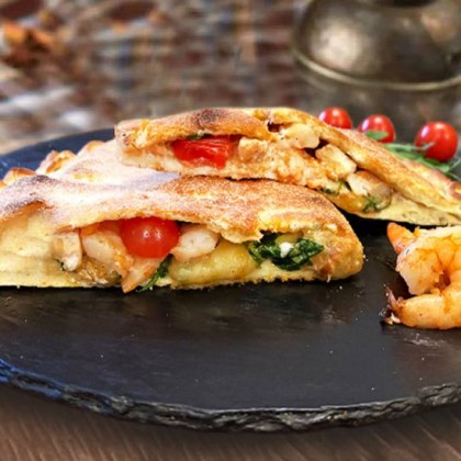 Кальцоне с семгой и креветками