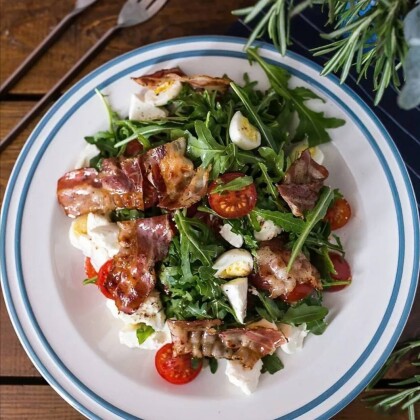 Салат с хрустящим беконом и медовым соусом