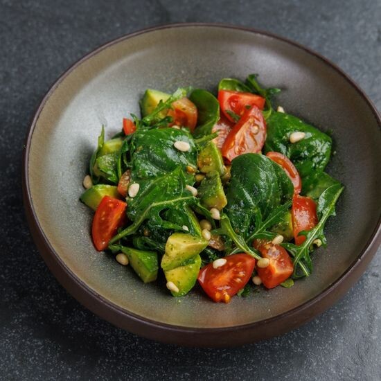 Салат с  авокадо и черри