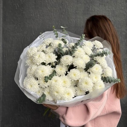 Большой букет хризантем с эвкалиптом 💕