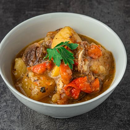 Наваристое жаркое с говядиной, картофелем и овощами