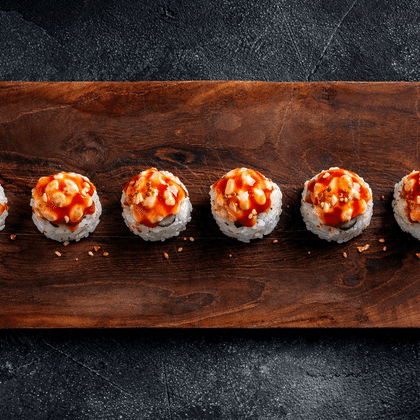 Острый лосось со сливочным сыром, авокадо и огурцом