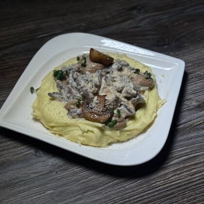 Бефстроганов из говяжьей вырезки с шампиньонами и картофельным пюре