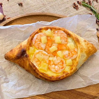 Хачапури по - аджарски мини  с креветкой и ананасом