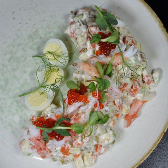 Салат Оливье с крабом и красной икрой