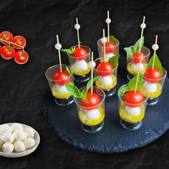 Канапе с моцареллой и соусом песто