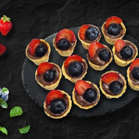 Нутелла с клубникой и голубикой