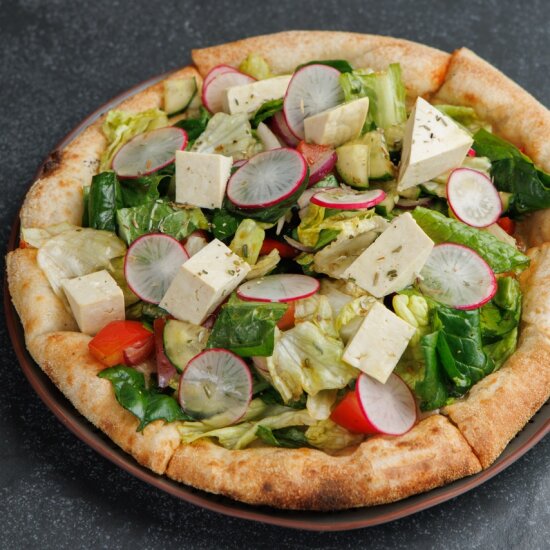 Овощной салат с  сыром тофу  на фокачче из дровяной печи