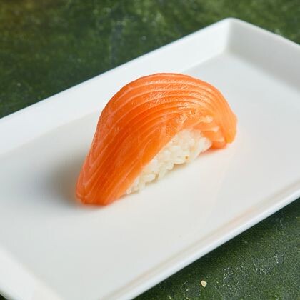 Суши лосось