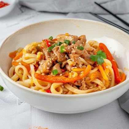 Wok с курицей в соусе сладкий чили