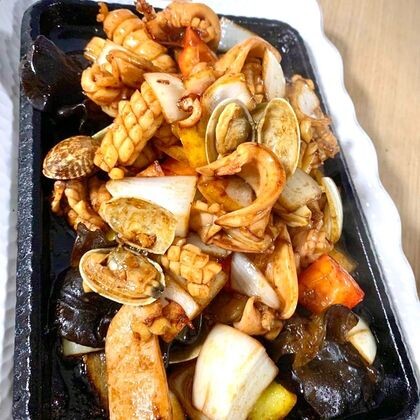 Морепродукты на чугуне с овощами