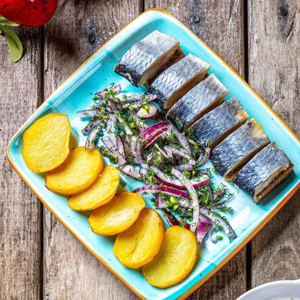 Селедочка с картофелем и хлебом