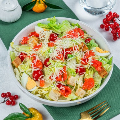 Салат "Цезарь со слабосоленой форелью"