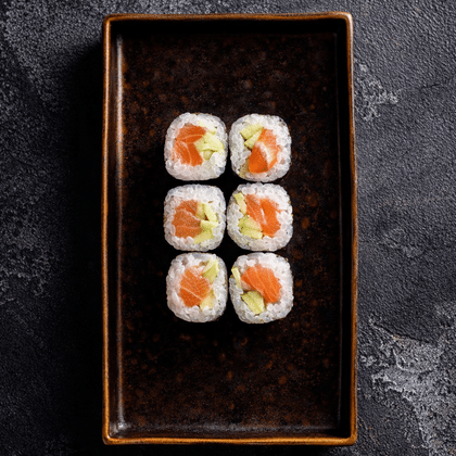 Маки ролл с лососем и огурцом