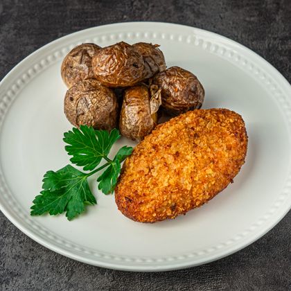 Котлета по-киевски, подается с гарниром на выбор